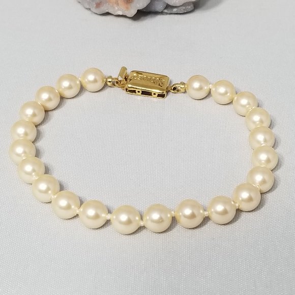 VINTAGE MONET SINGLE STRAND PEARL BRACELET - Picture 2 of 6